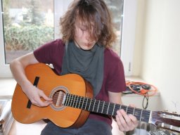 12 Noah spielt Gitarre